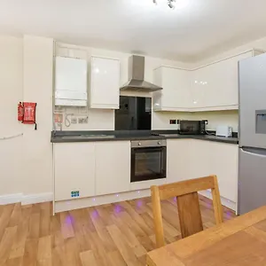 modern-spacious-centrally-located-apartment.yorkshirehotels.net/